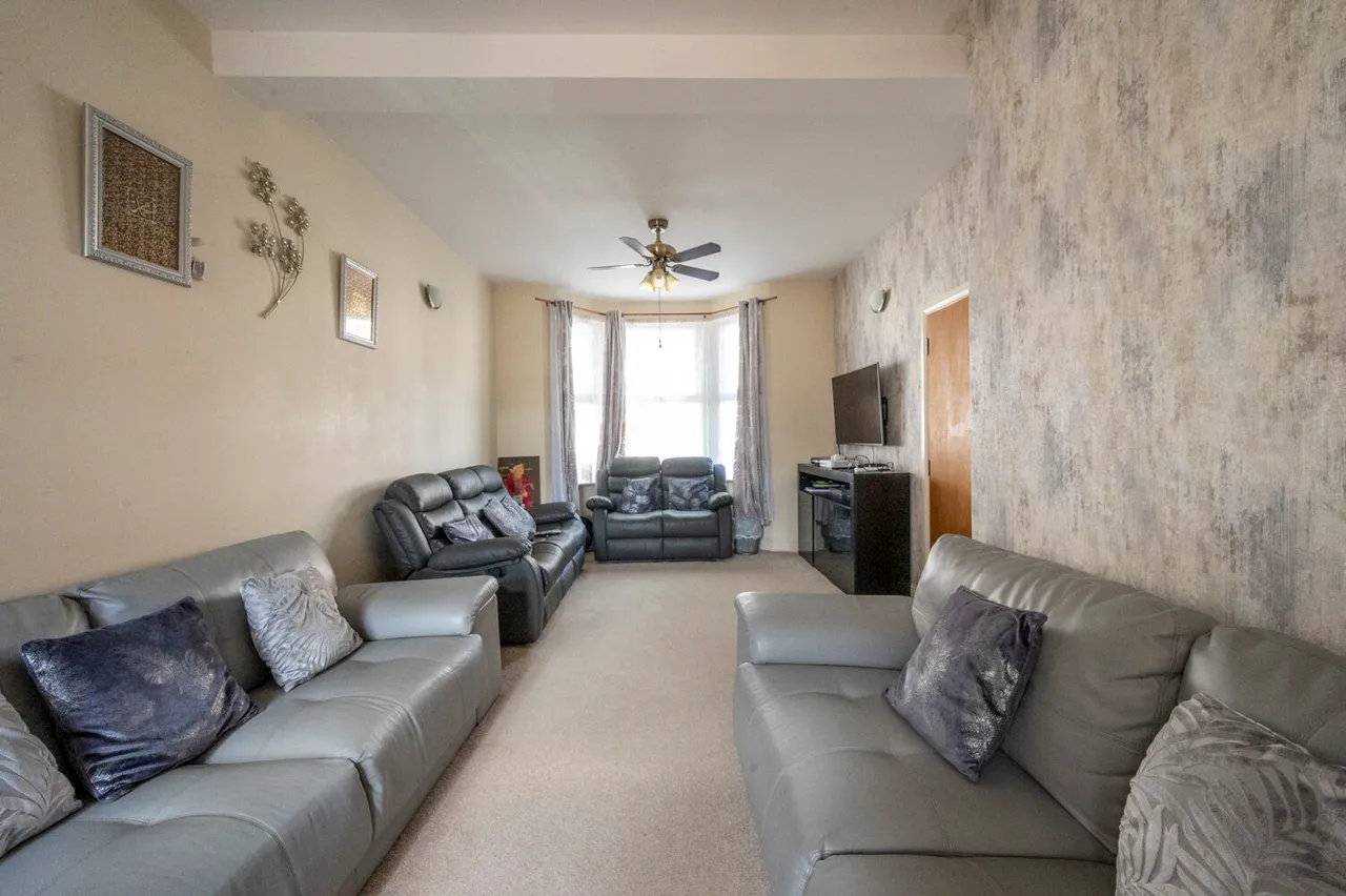 21 Knotts Green Road, London, photo 9