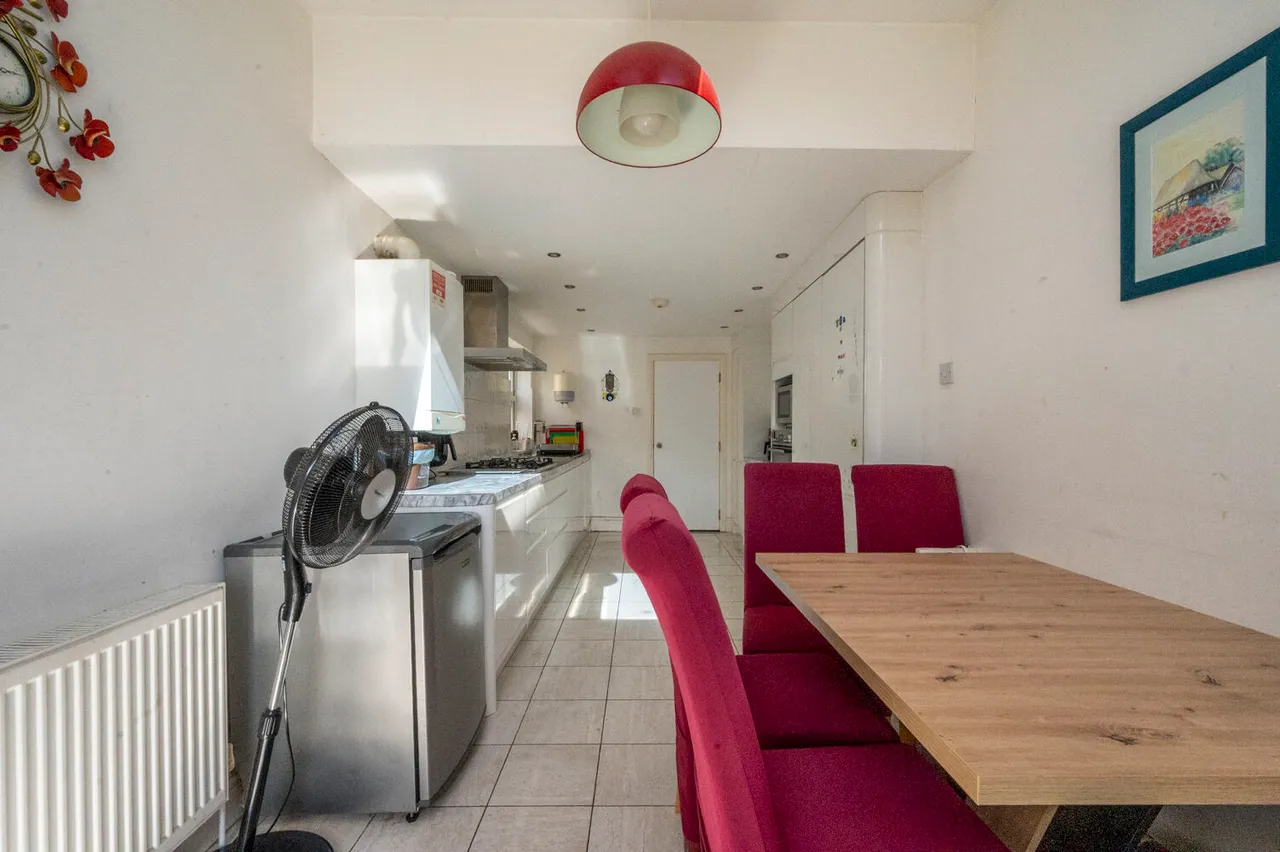 21 Knotts Green Road, London, photo 11