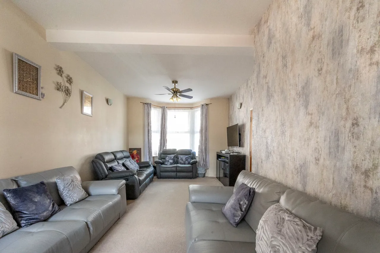 21 Knotts Green Road, London, photo 12