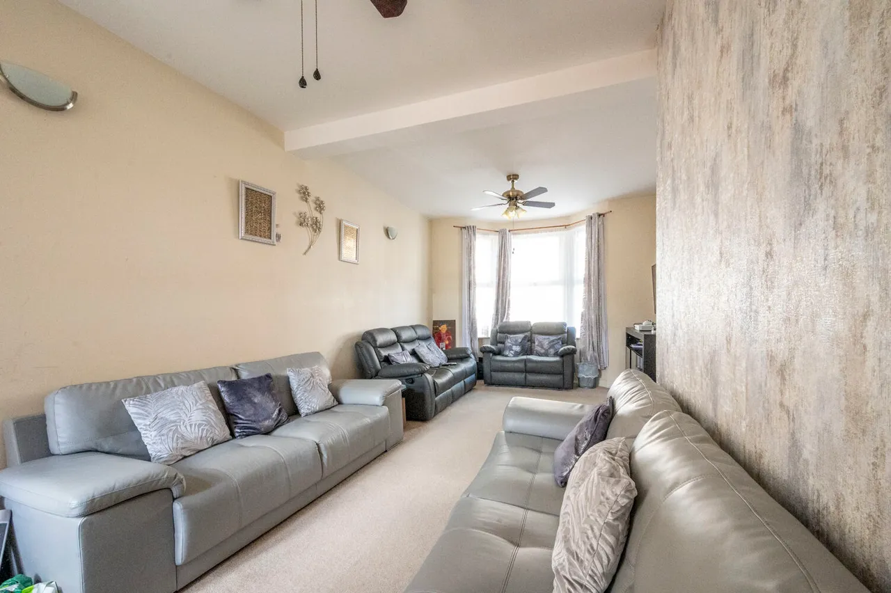 21 Knotts Green Road, London, photo 2