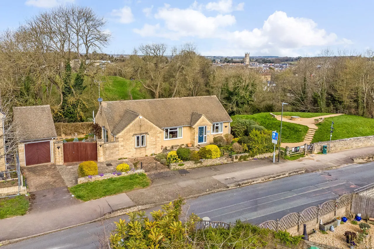 2 bed house for sale — Cotswold Avenue, Cirencester, GL7