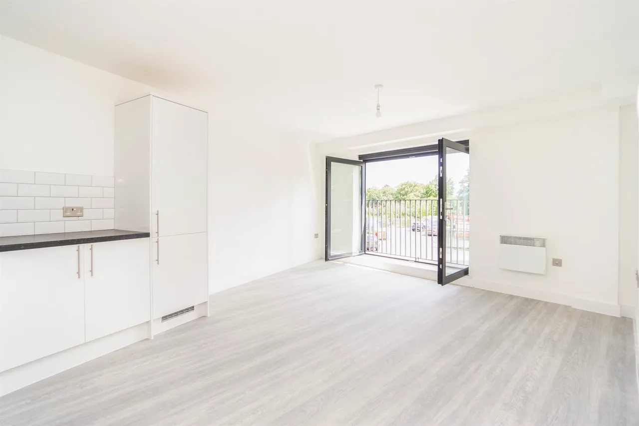 2 bed flat for sale — Elm Road North, Birkenhead