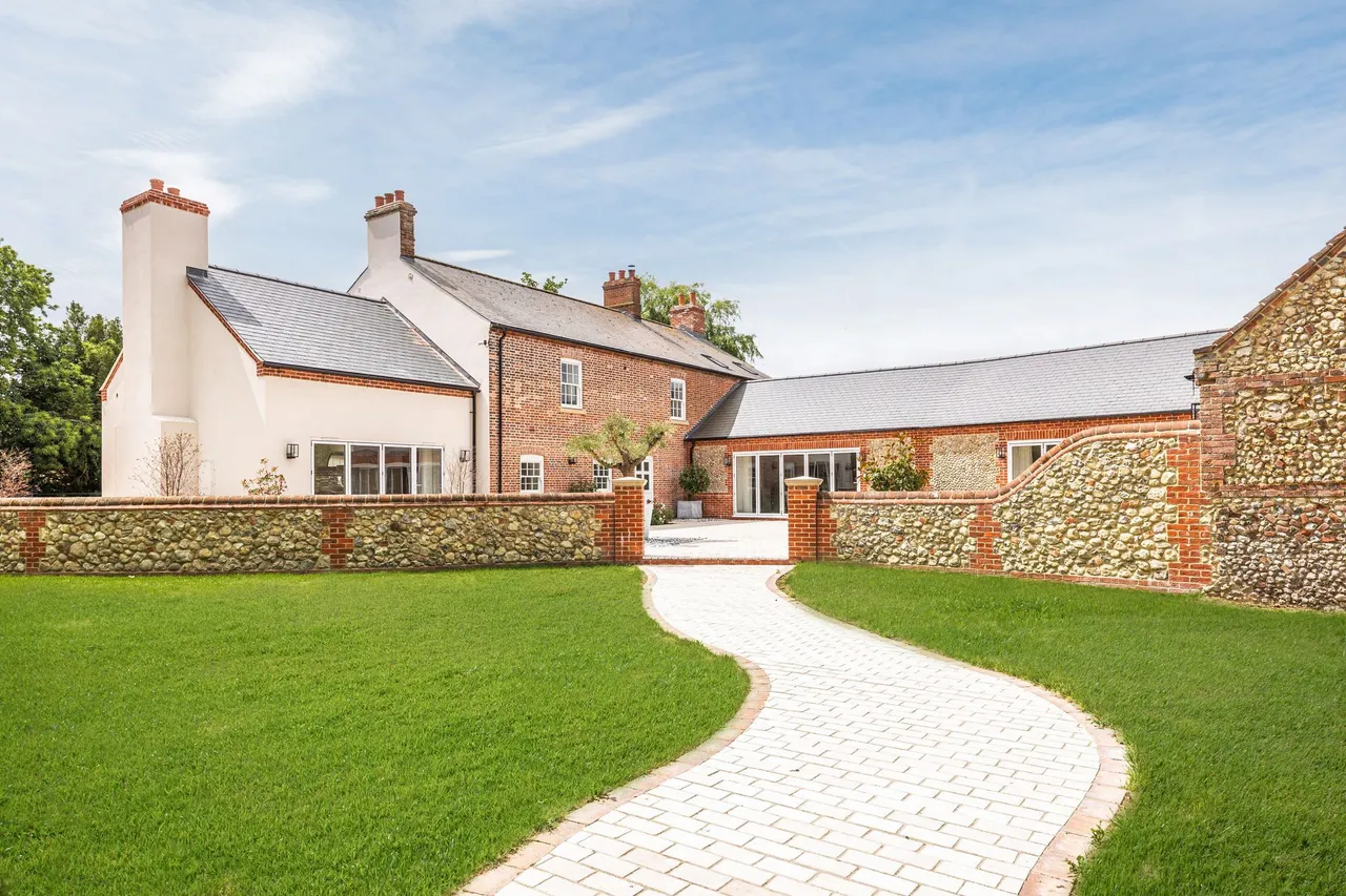 An Exceptionally Refurbished Period H, photo 2