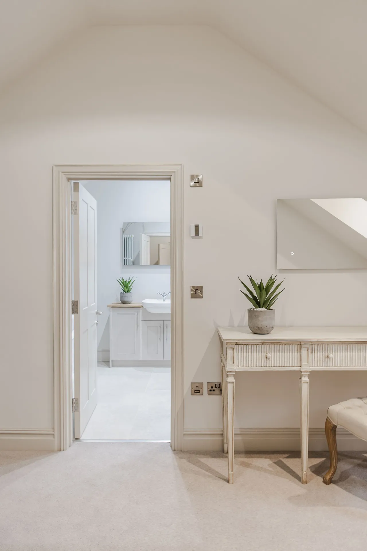 An Exceptionally Refurbished Period H, photo 16
