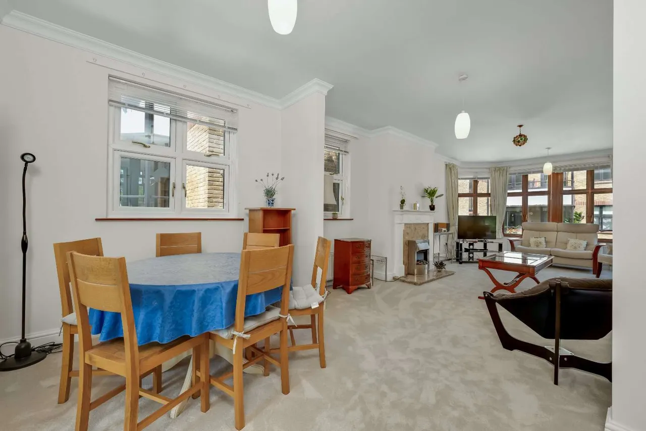 Esher Park Avenue, Esher, Surrey, KT10 9PX, photo 2