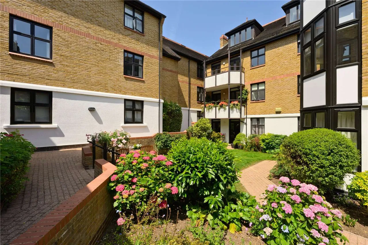 3 bed flat for sale — Esher Park Avenue, Esher, Surrey, KT10 9PX
