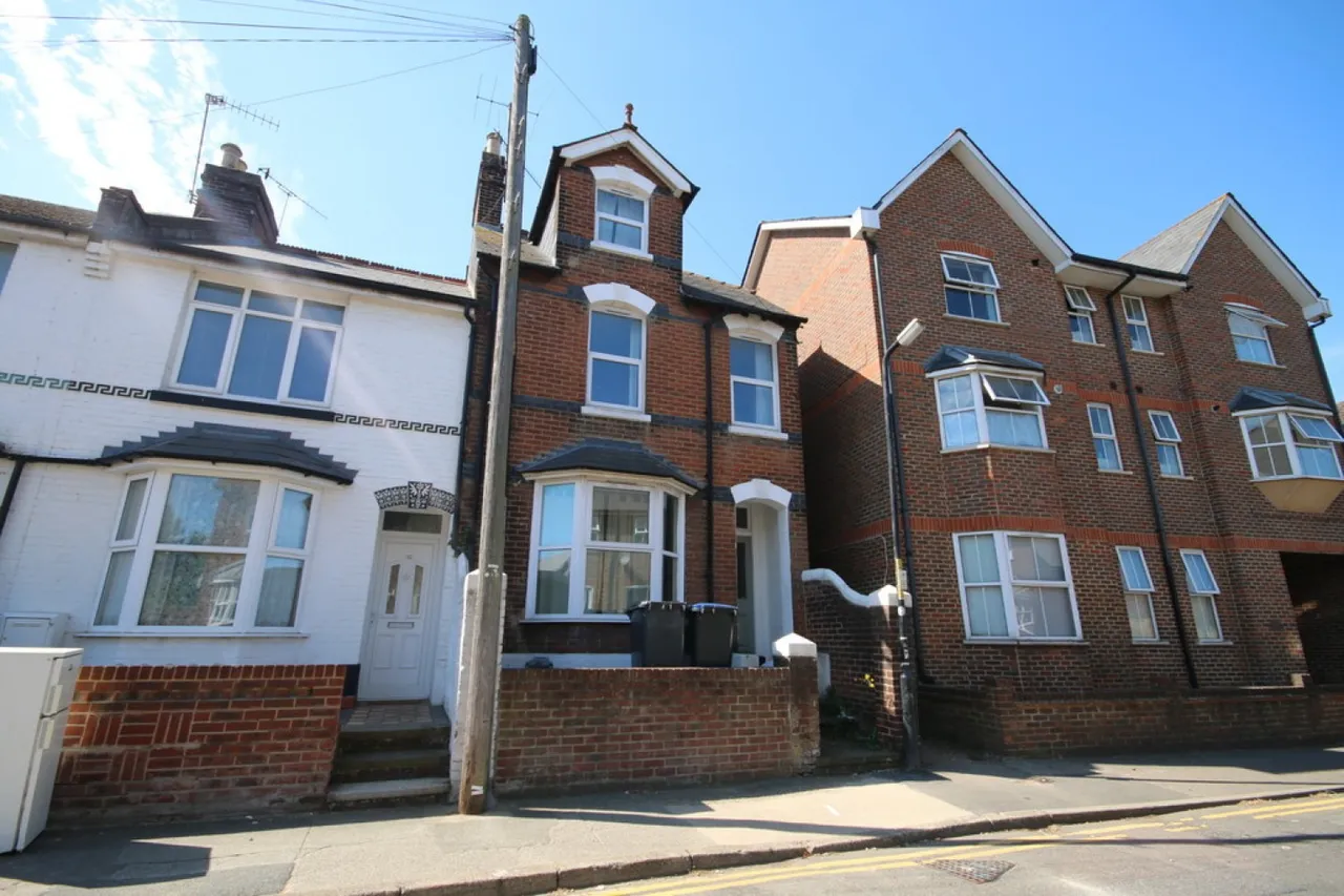 6 bed house to rent — Gordon Road, Canterbury