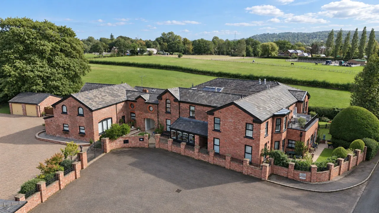 2 bed flat for sale, Merrymans Lane, SK9