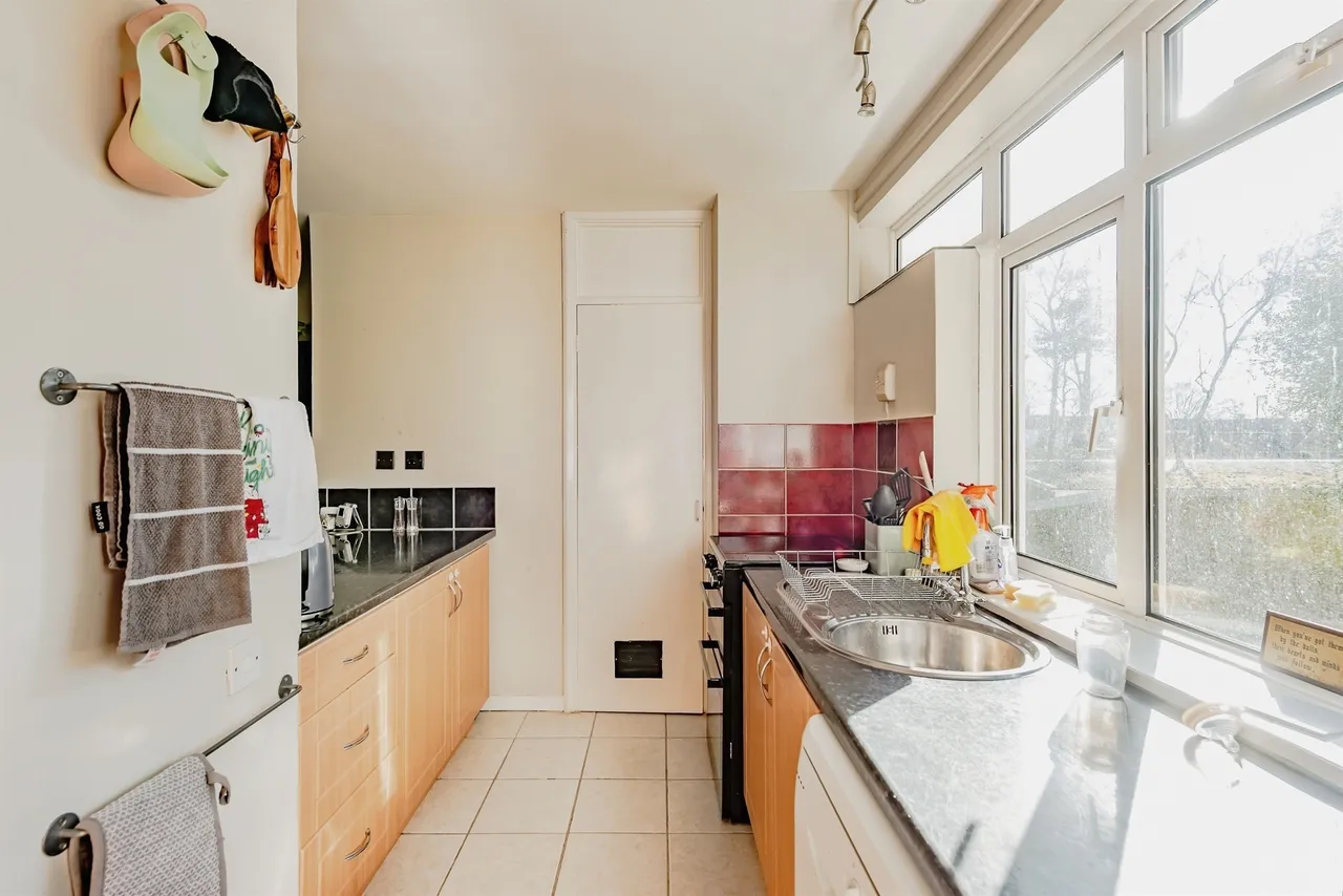 Crawley, RH11, photo 2