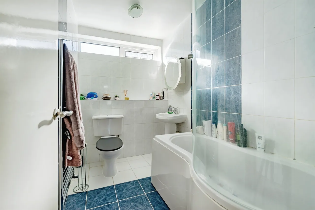 Crawley, RH11, photo 4