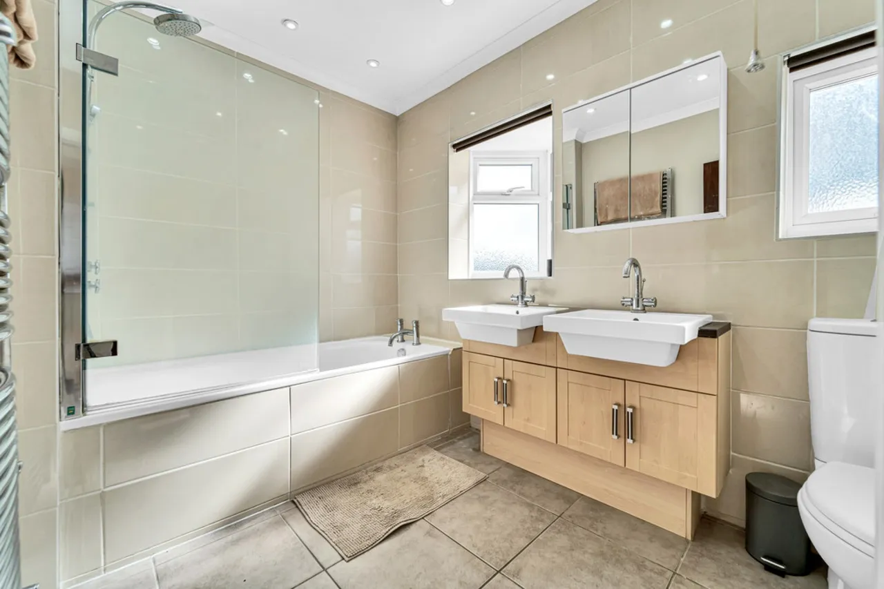 Meadway, Ashford, TW15, photo 9