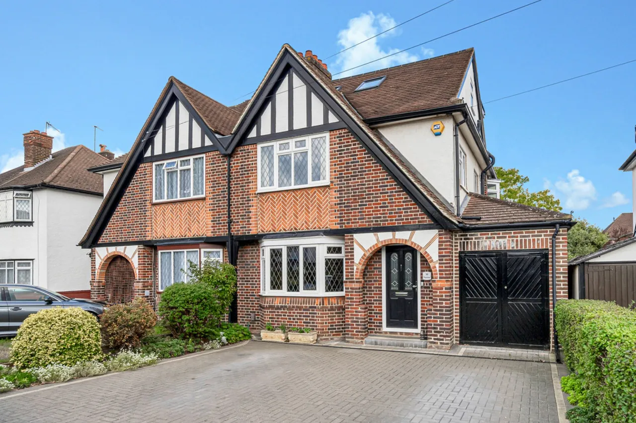 4 bed house for sale, Meadway, Ashford, TW15
