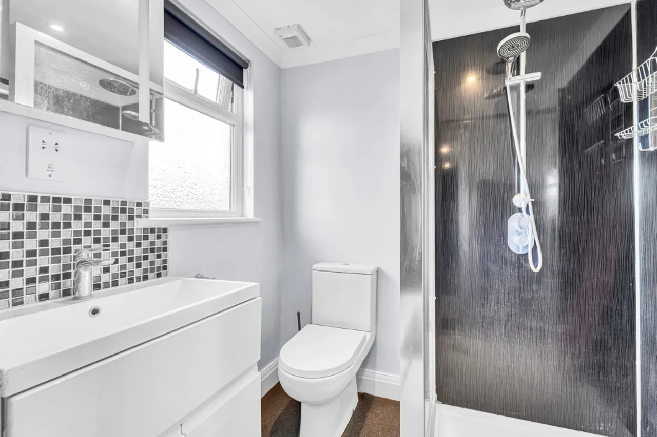 Meadway, Ashford, TW15, photo 10