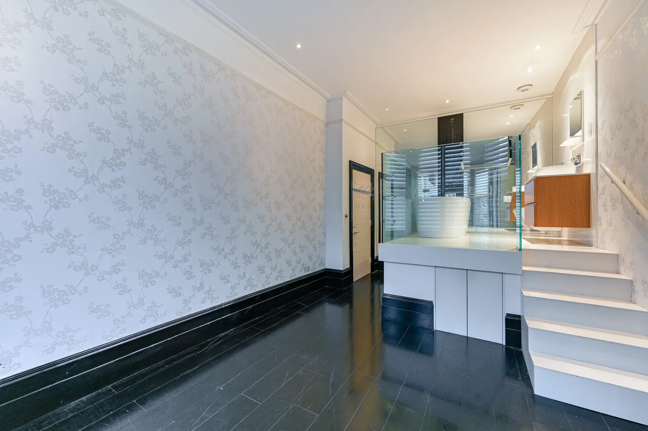 Flat 6, 65 Warwick Road, London, photo 12