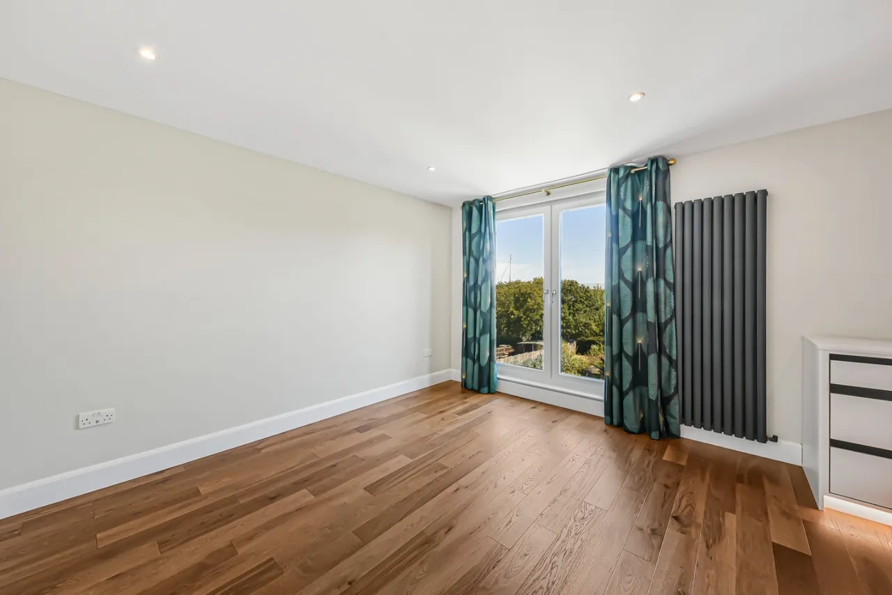 Vincent Gardens, London, NW2, photo 15