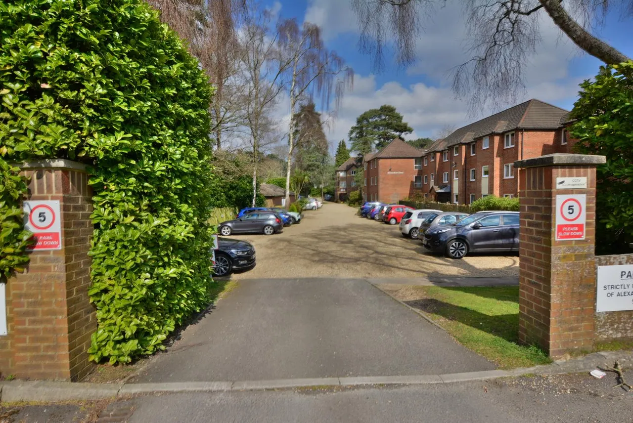 Alexandria Court, BH22, photo 17