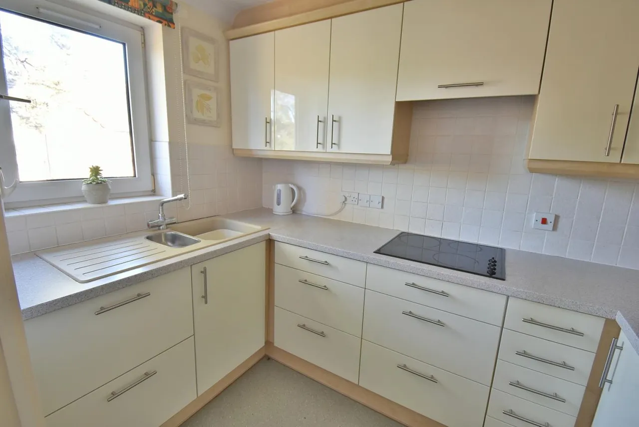 Alexandria Court, BH22, photo 2