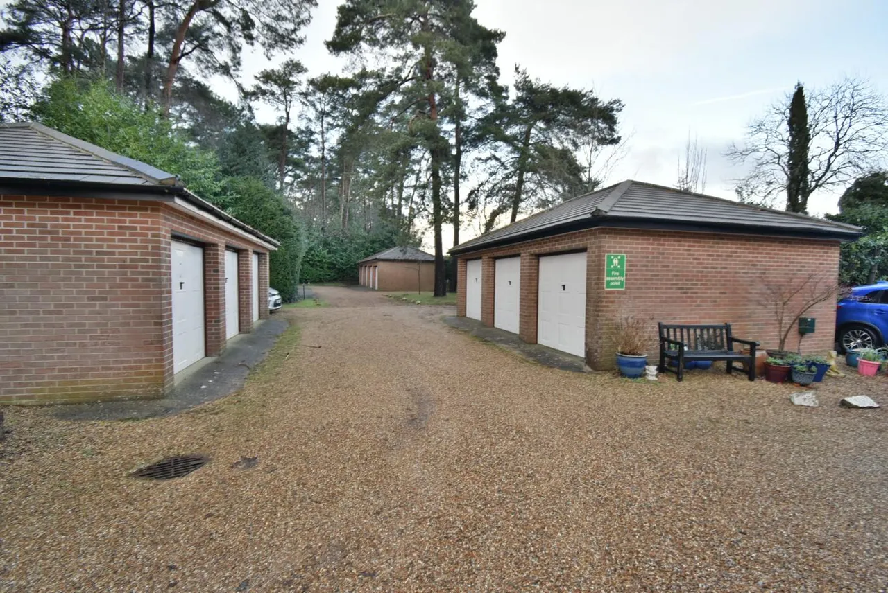 Alexandria Court, BH22, photo 15