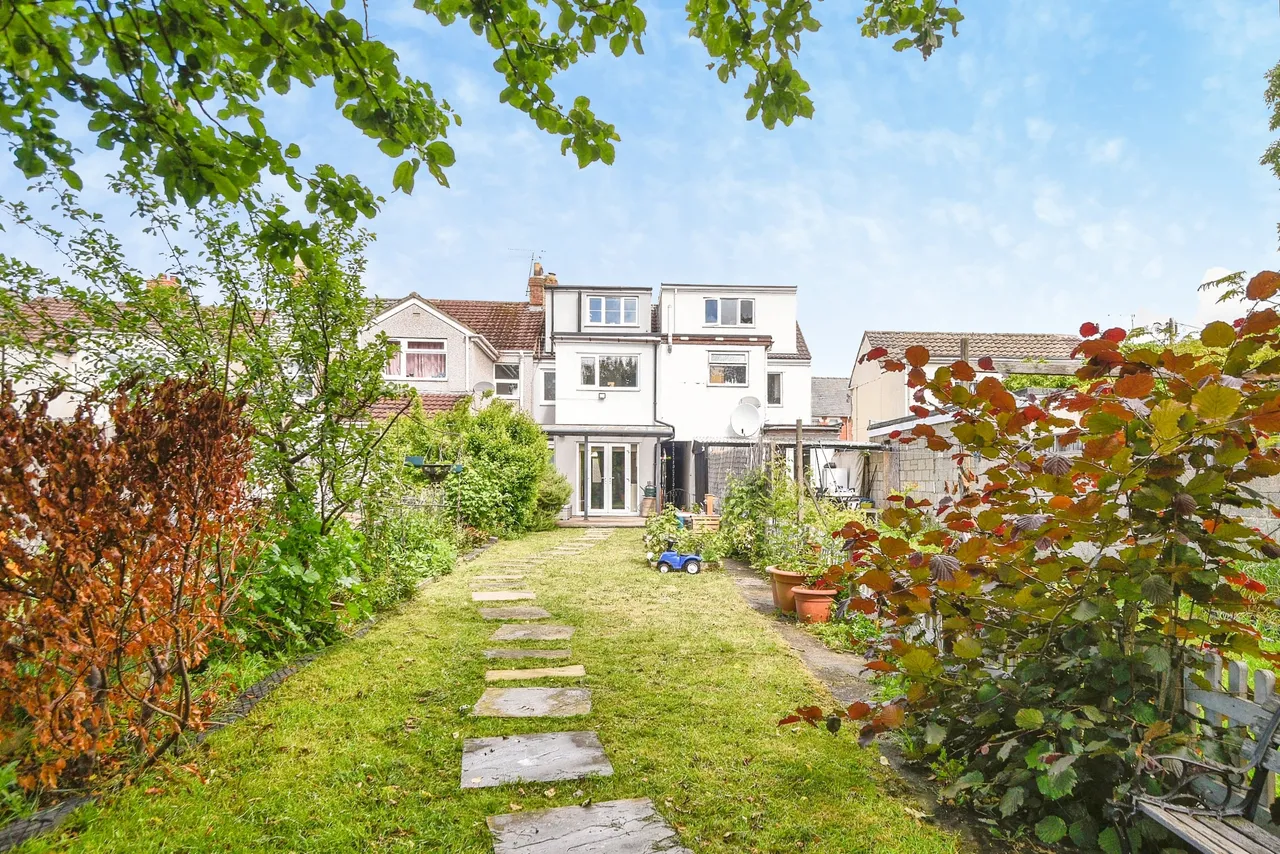 3 bed house for sale — Beechcroft Road, Swindon