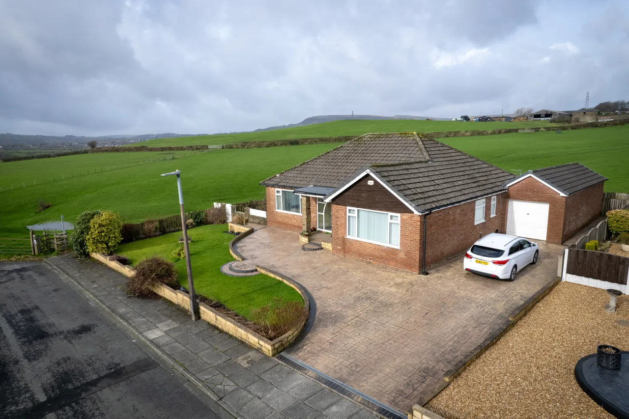 3 bed house for sale — Falshaw Drive, Bury, BL9 5LH