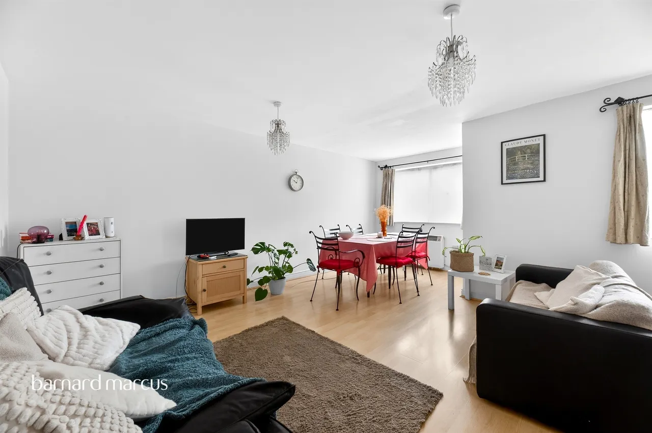 2 bed flat for sale — Macmillan Way, London