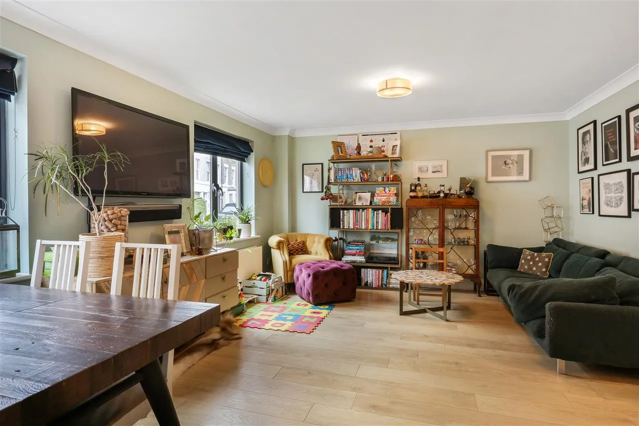 2 bed flat for sale — Statham Court, 20 Tollington Way, London