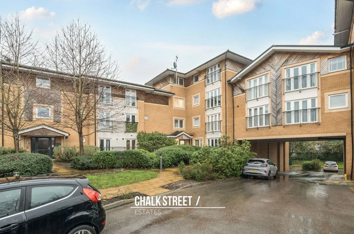 2 bed flat for sale — Stafford Avenue, Hornchurch, RM11 2FA