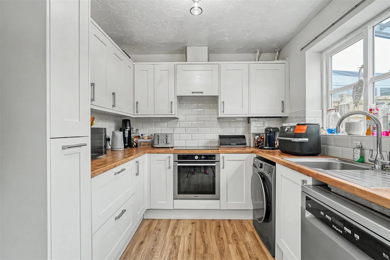 Campion Close, Wyke, photo 2