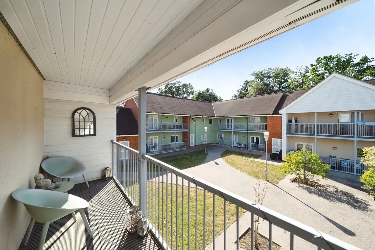 2 bed flat for sale, Strawberry Fields, Addlestone, KT15