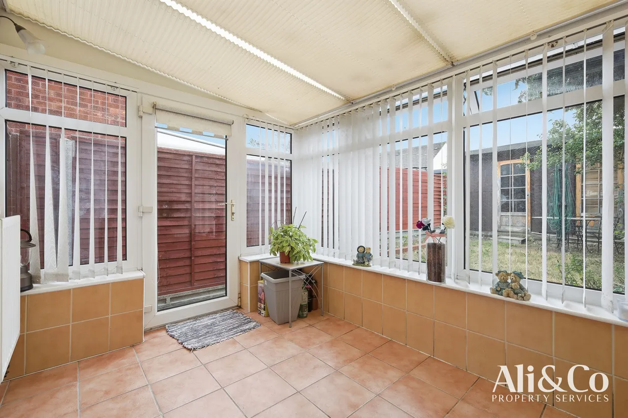 Wood Avenue, Purfleet-on-Thames, Essex, RM19 1TL, photo 6