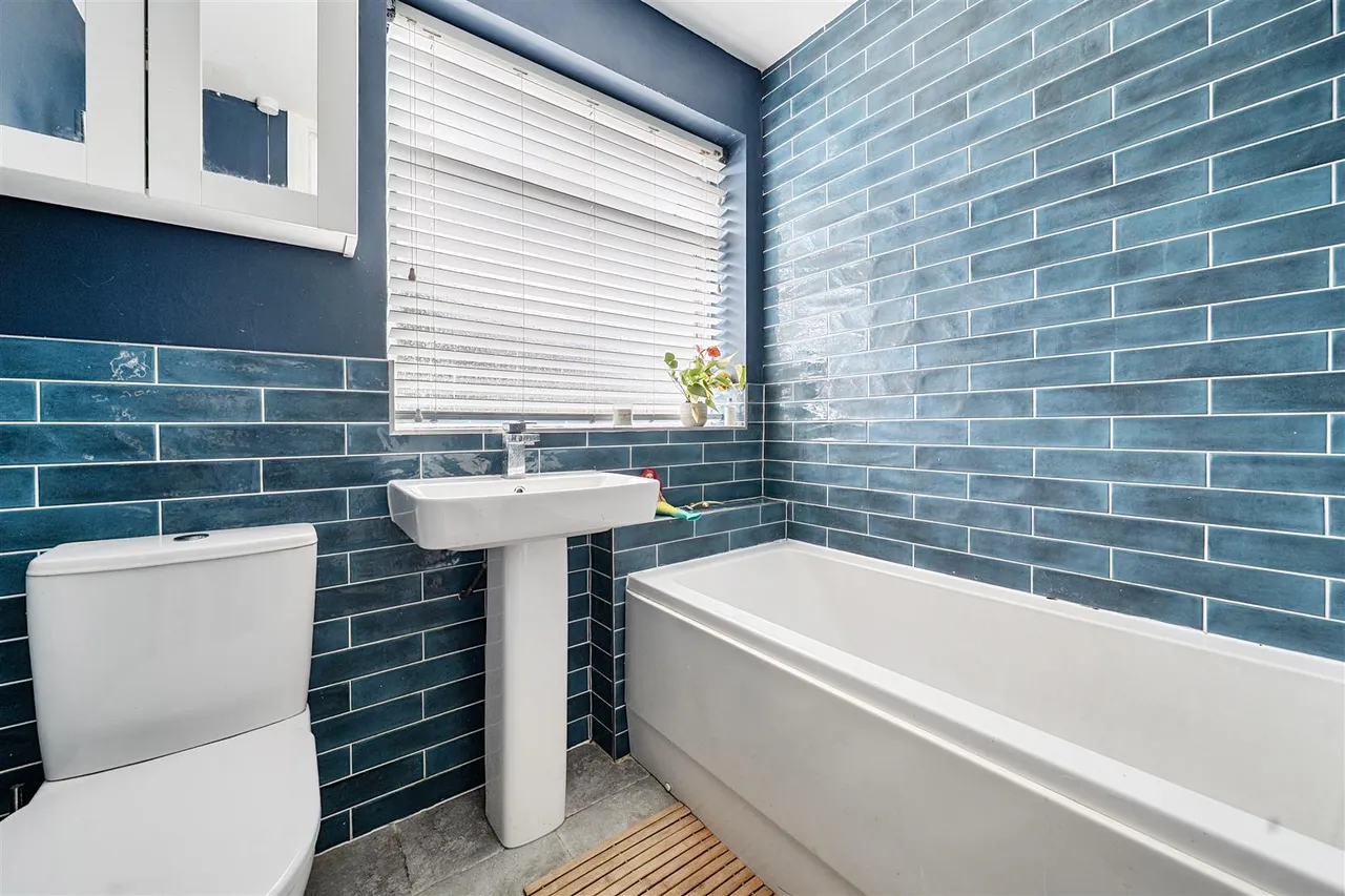Meadway, Frimley, photo 10