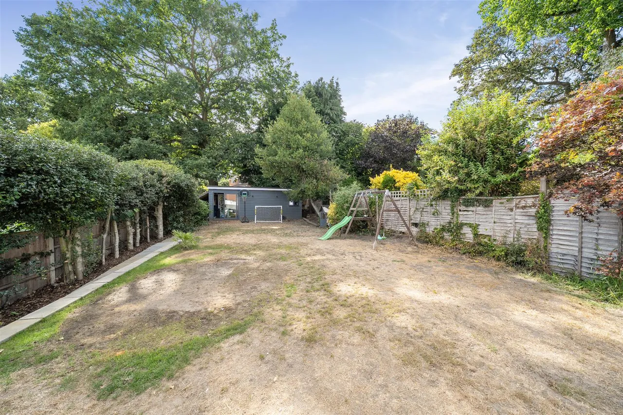 Meadway, Frimley, photo 17