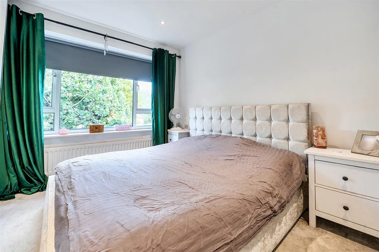 Meadway, Frimley, photo 7
