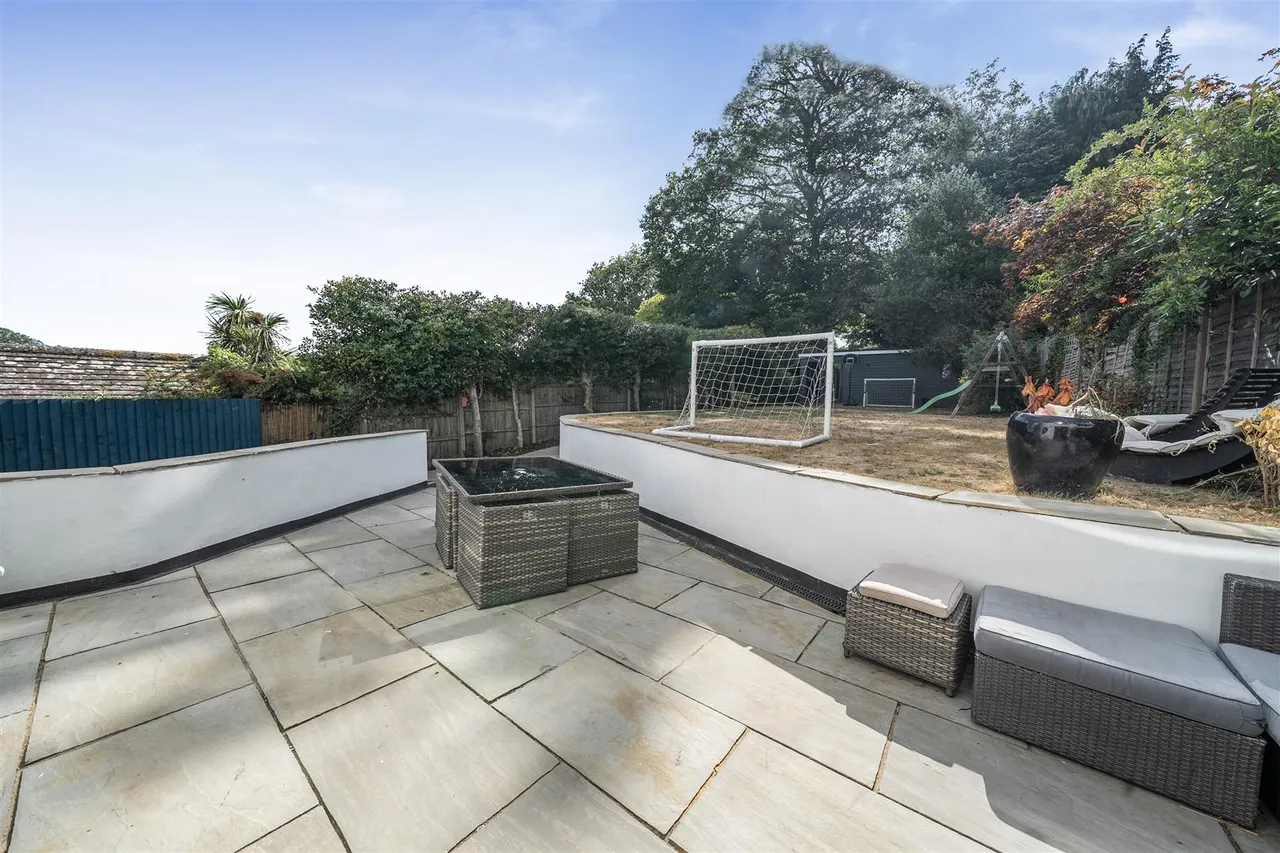 Meadway, Frimley, photo 6