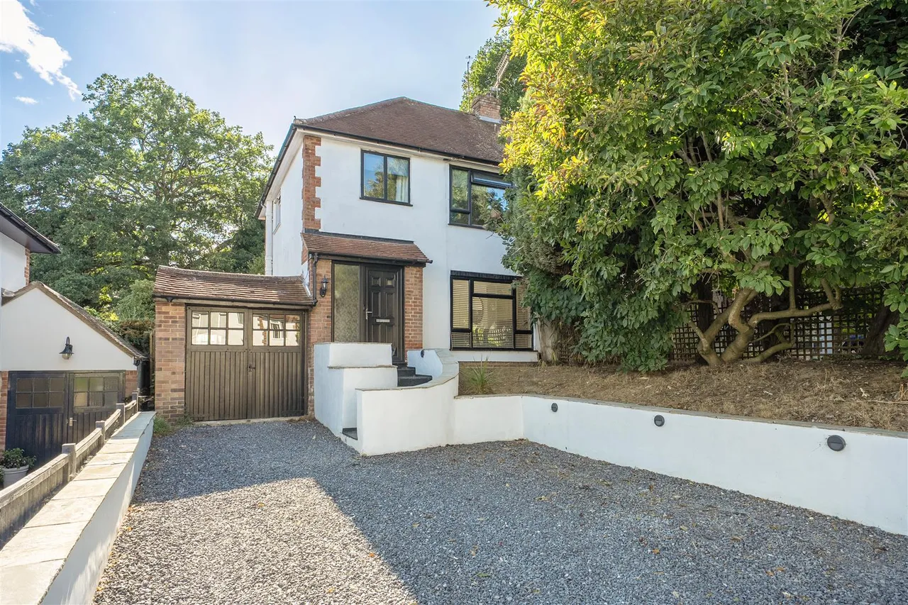 3 bed house for sale, Meadway, Frimley