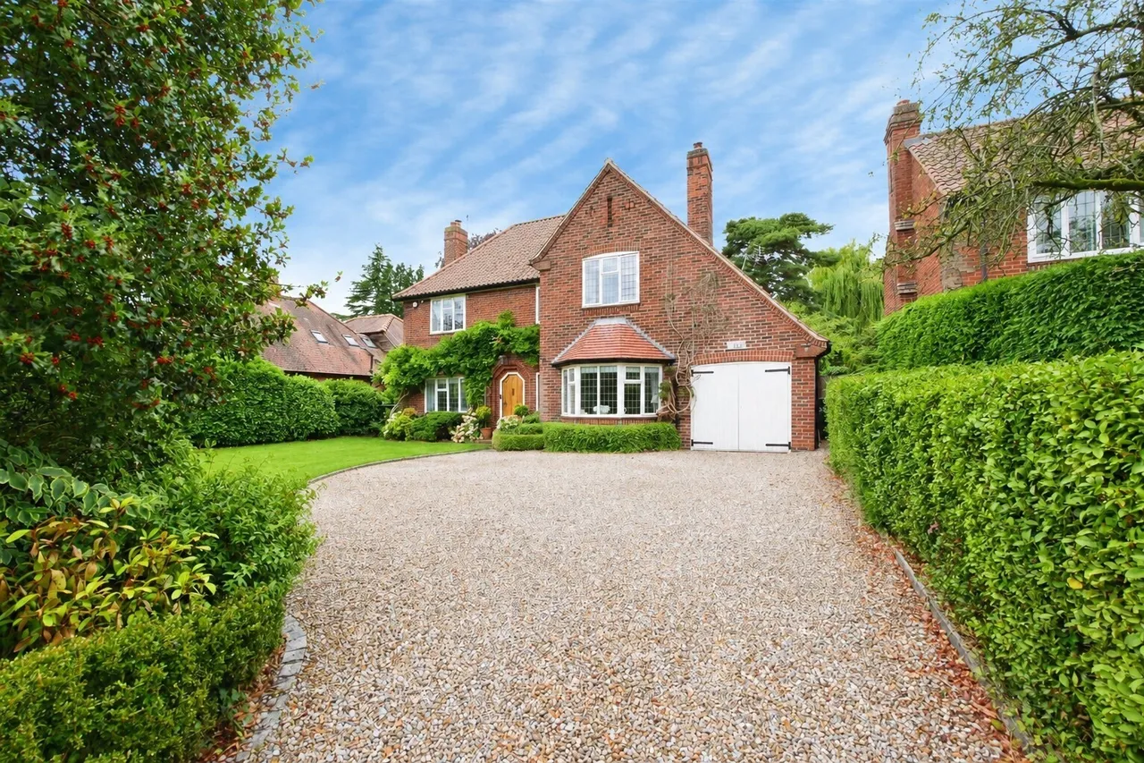 4 bed house for sale, York Road, Haxby, YO32