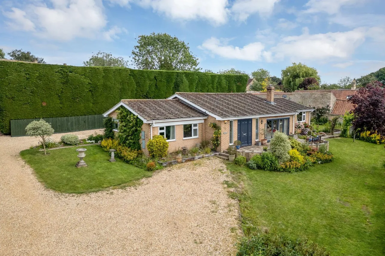 4 bed house for sale, High Street, Corby Glen, NG33