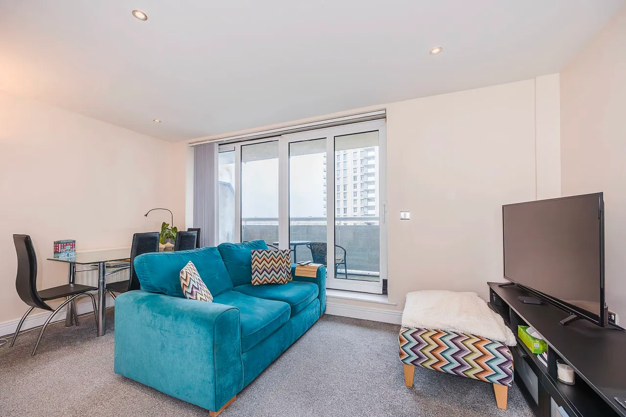 Wards Wharf Approach, London, E16, photo 2