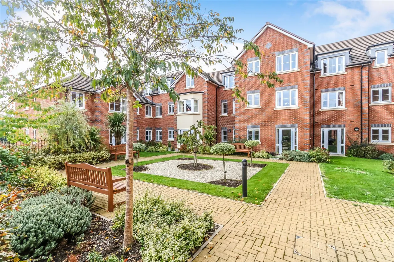 2 bed flat for sale, Tresham Close, Kettering, NN15