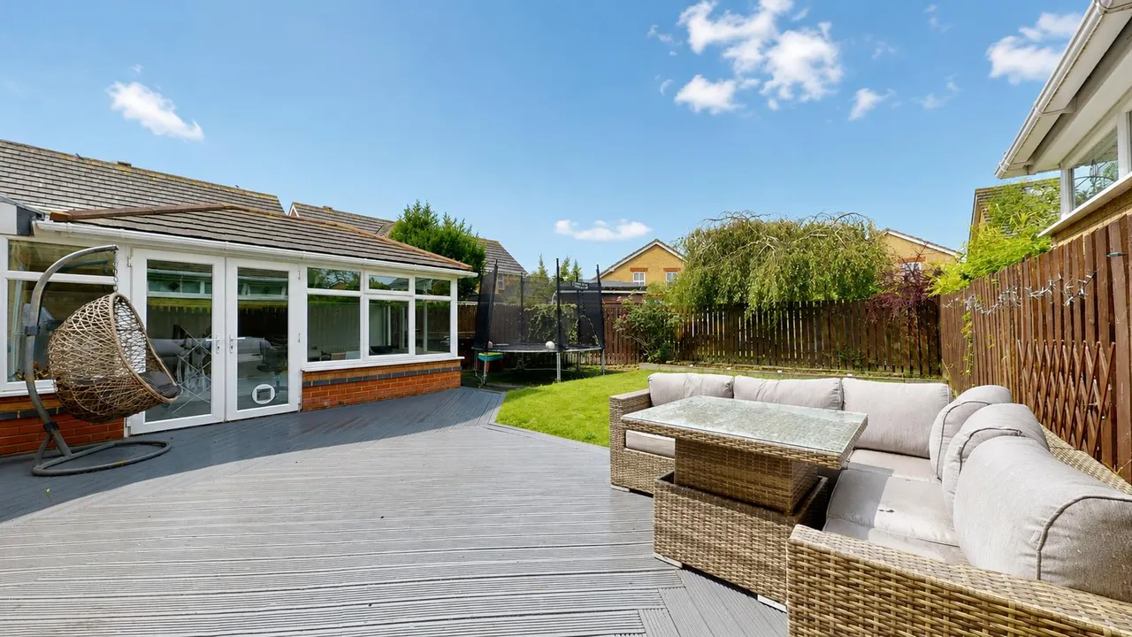 Leary Crescent, Newport Pagnell, photo 2