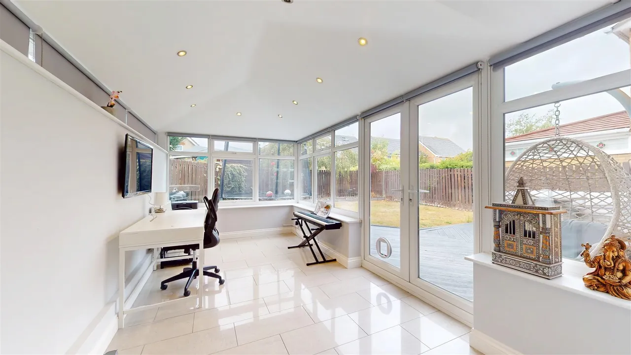 Leary Crescent, Newport Pagnell, photo 9
