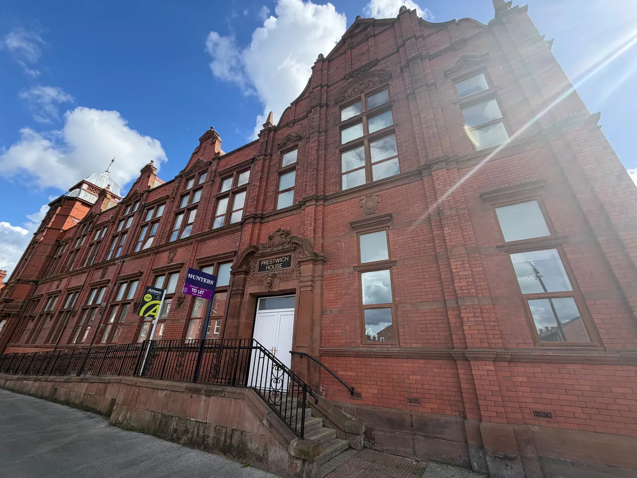 2 bed flat to rent — Prestwich House, Railway Road, Leigh, Greater Manchester, WN7