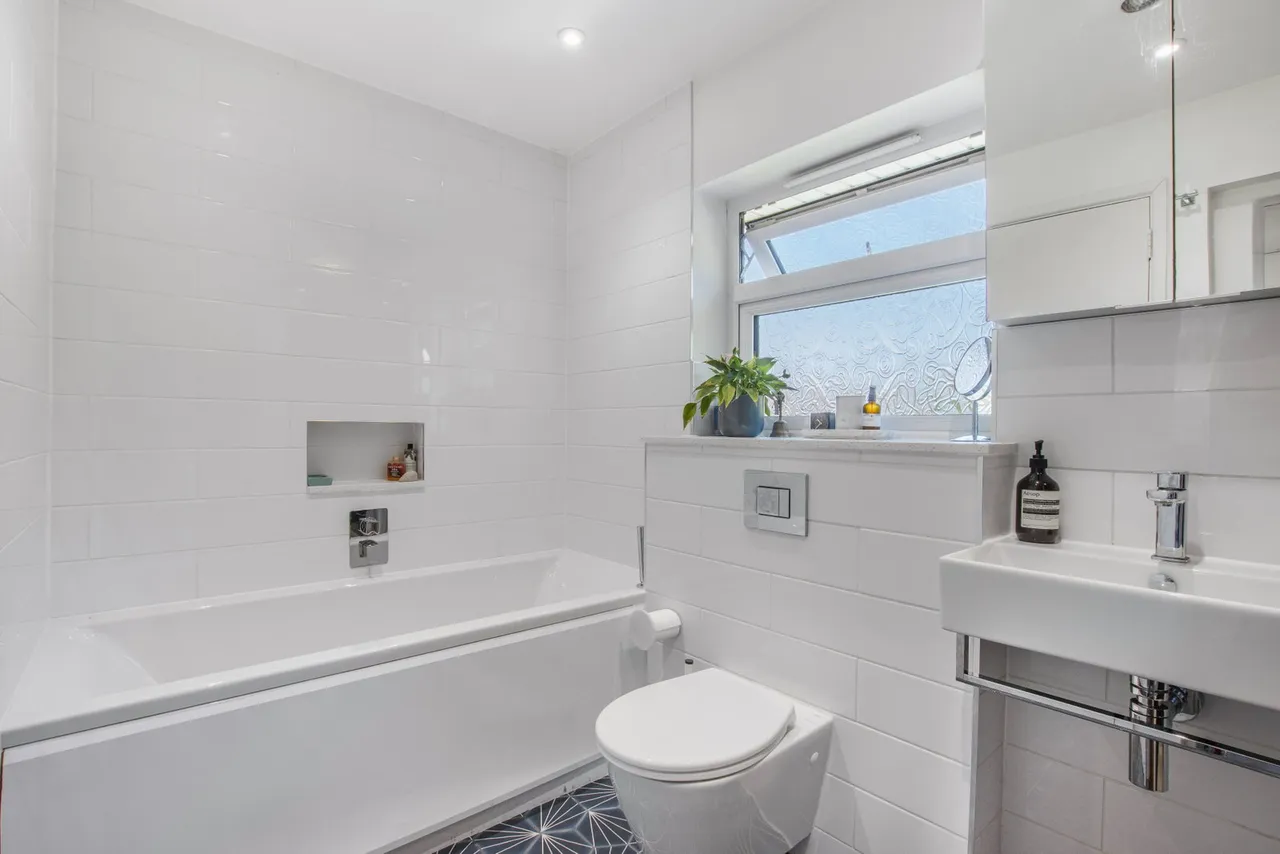 Moat Crescent, London N3, photo 11