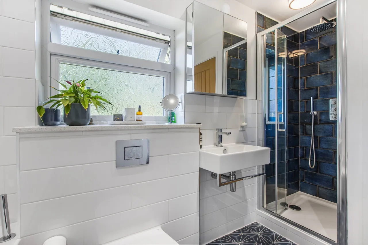 Moat Crescent, London N3, photo 12