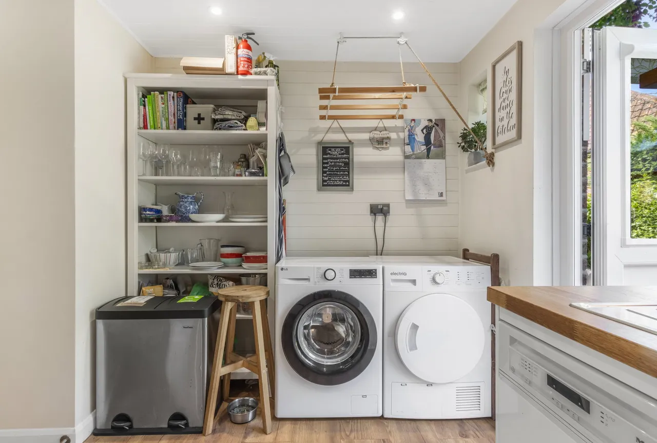 Moat Crescent, London N3, photo 8