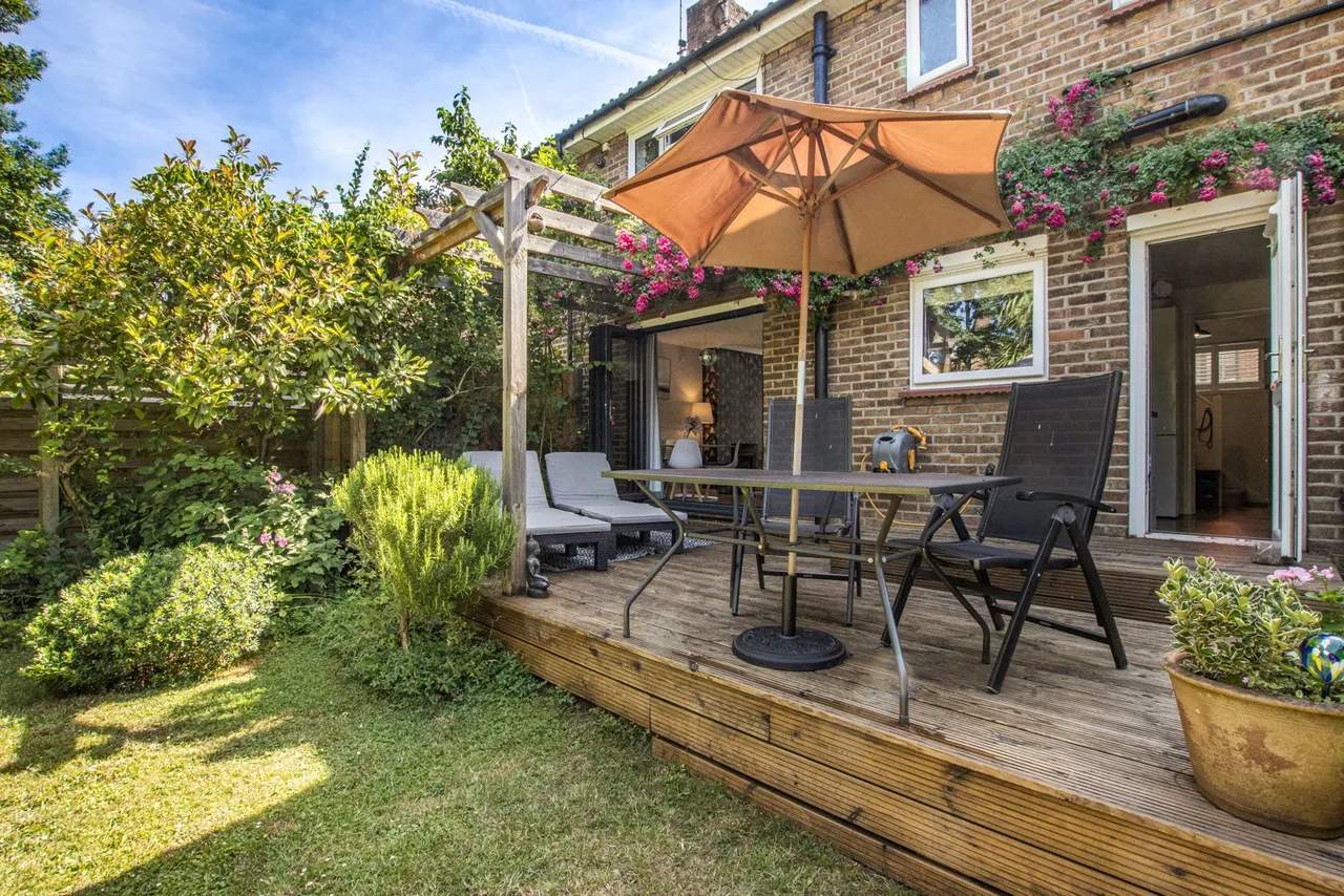 Moat Crescent, London N3, photo 5