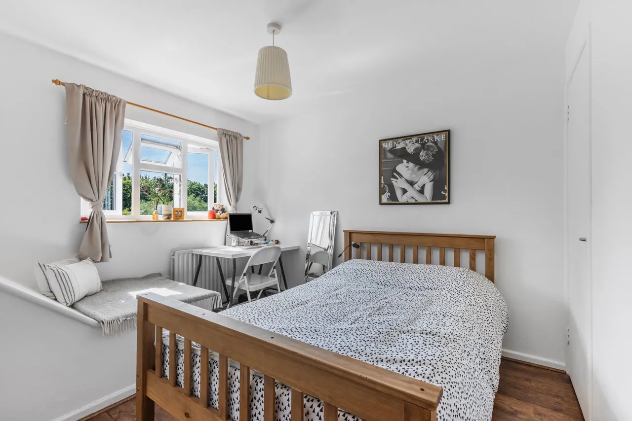 Moat Crescent, London N3, photo 9