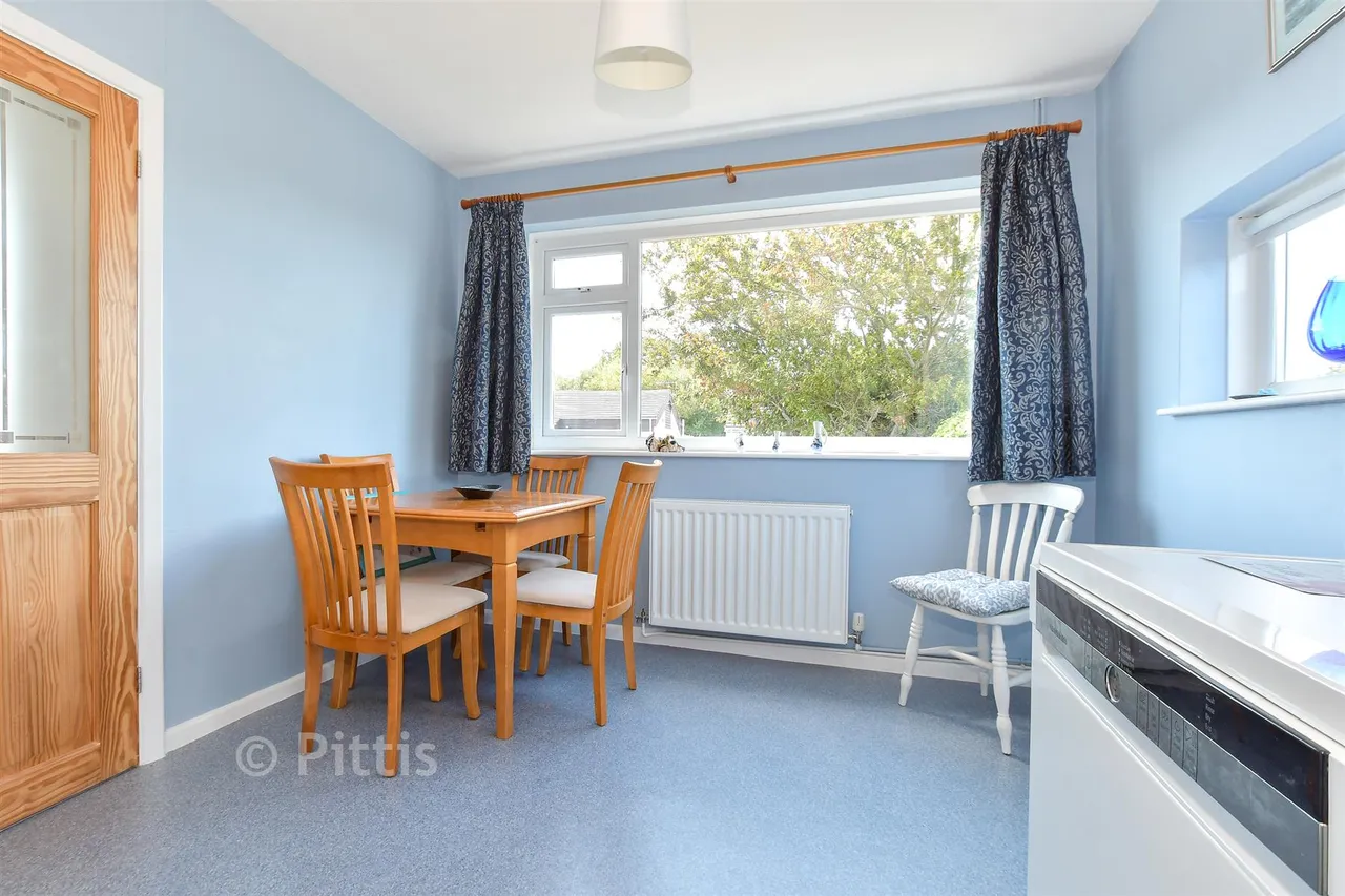 Martine Close, Freshwater, PO40, photo 6
