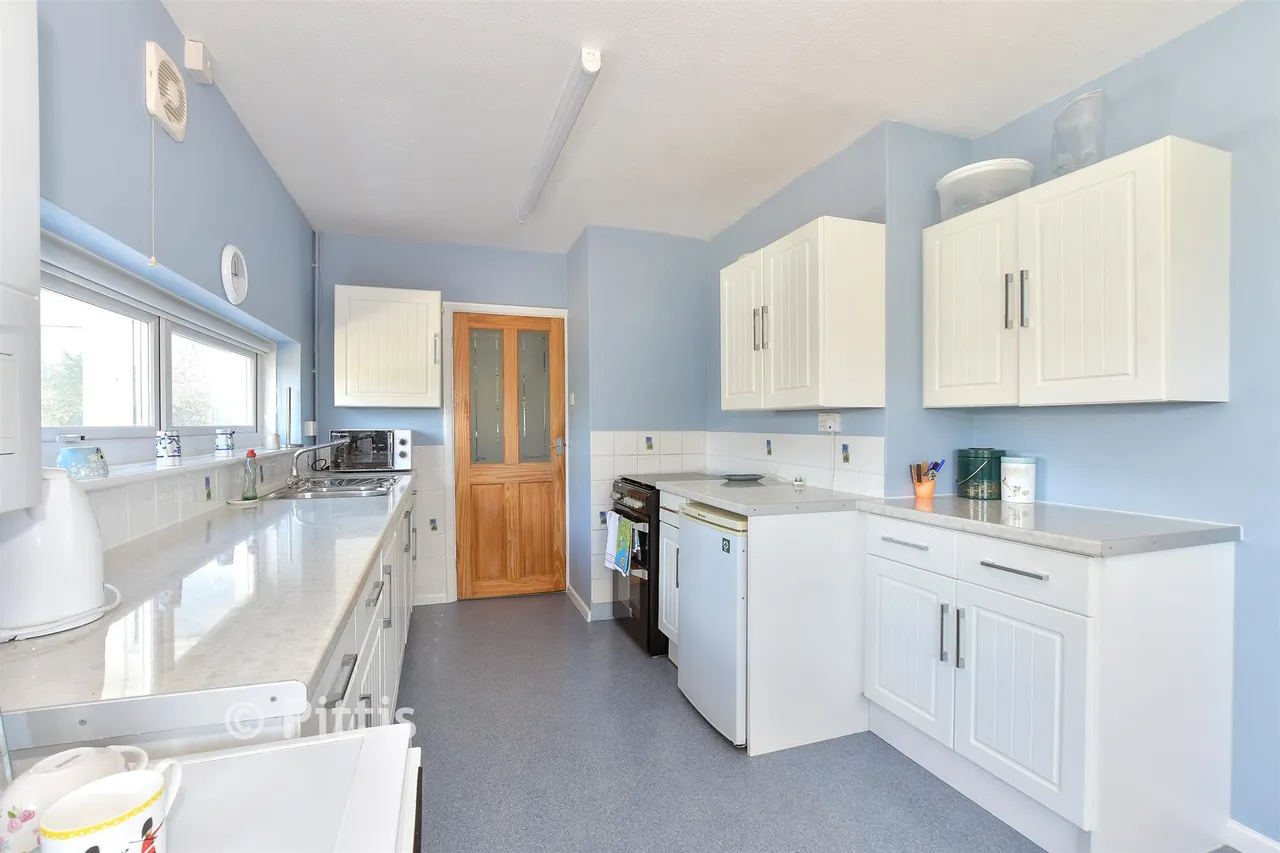 Martine Close, Freshwater, PO40, photo 5