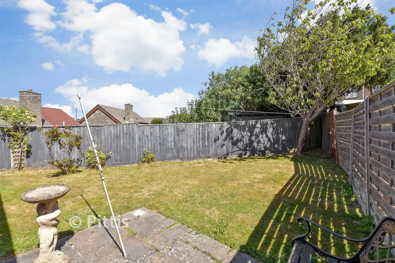 Martine Close, Freshwater, PO40, photo 2